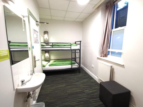 YHA London Earl's Court : photo 1 de la chambre chambre lits jumeaux avec salle de bains commune