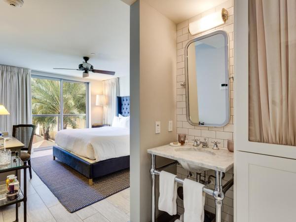 The Plymouth South Beach : photo 3 de la chambre chambre lit king-size avec balconnet - vue sur piscine