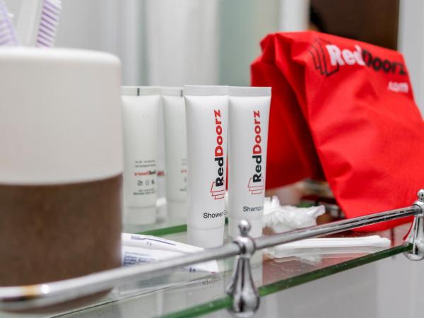 RedDoorz Plus At Ampera Raya : photo 1 de la chambre chambre double