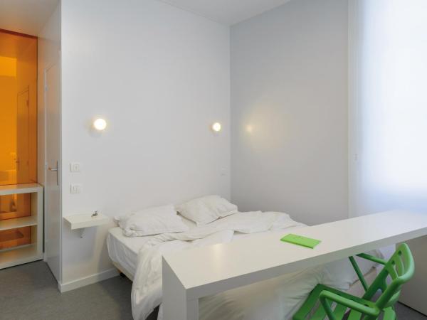 HOTEL CONTINENTAL : photo 3 de la chambre chambre double avec toilettes communes