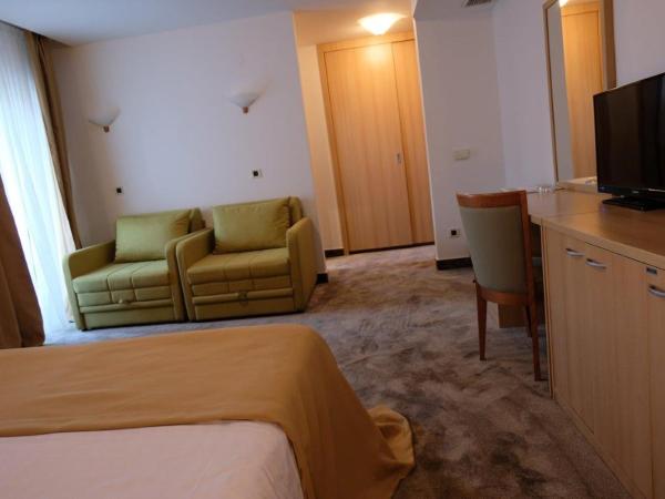 Hotel Flores : photo 6 de la chambre chambre double ou lits jumeaux standard avec balcon