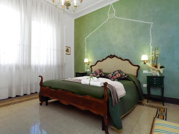 Residenza Cecchi B&B : photo 6 de la chambre chambre lit queen-size avec salle de bains commune 