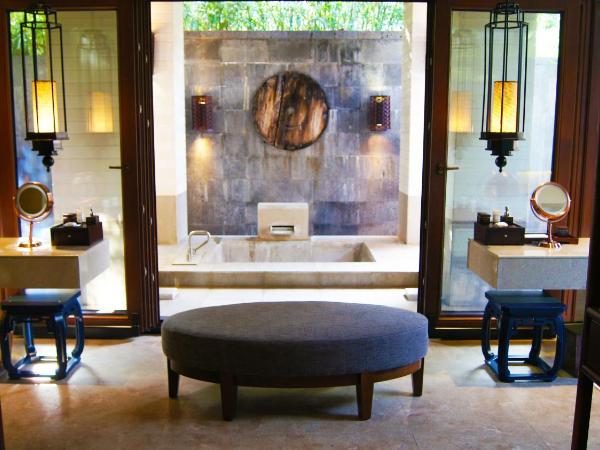 Sanya LUHUITOU Resort & Spa : photo 10 de la chambre one bedroom spa pool villa <welcome fruit +daily 4 pieces of free laundry service.(t-shirts only)>