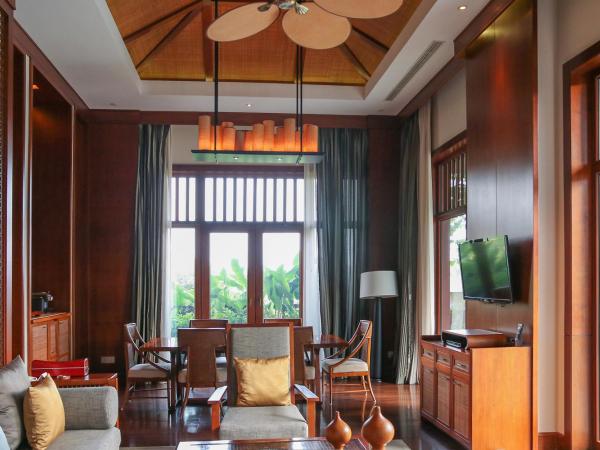 Sanya LUHUITOU Resort & Spa : photo 5 de la chambre two bedroom family pool villa<welcome fruit +daily 4 pieces of free laundry service.(t-shirts only)>