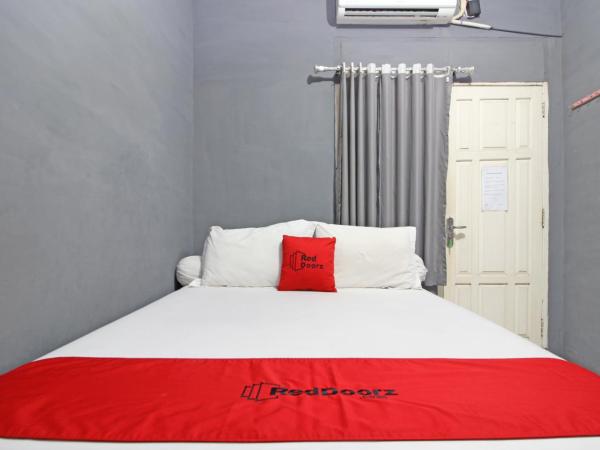 RedDoorz near Terminal Condong Catur : photo 1 de la chambre chambre double standard