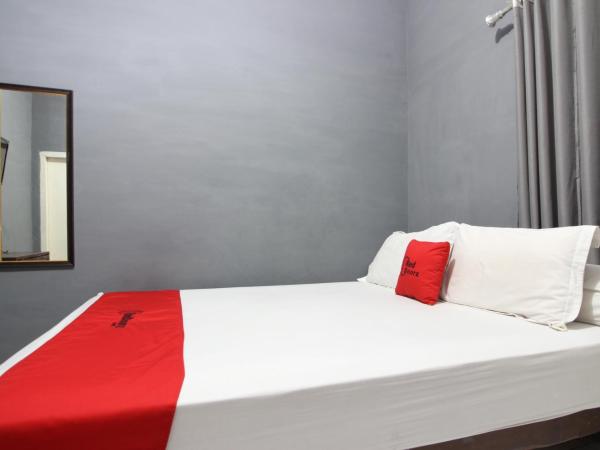 RedDoorz near Terminal Condong Catur : photo 6 de la chambre chambre double standard