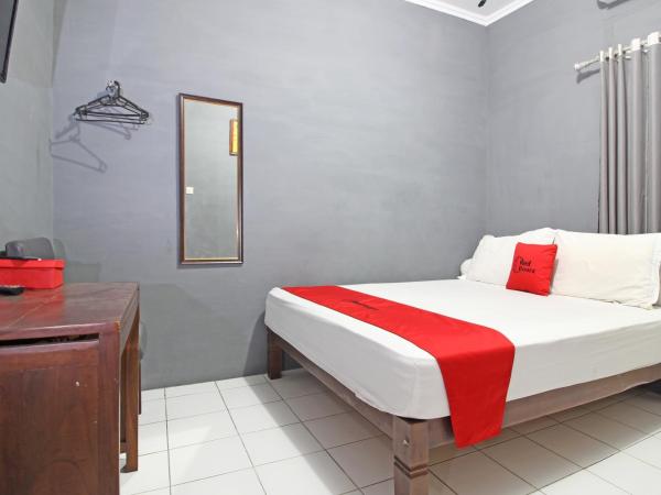 RedDoorz near Terminal Condong Catur : photo 9 de la chambre chambre double standard