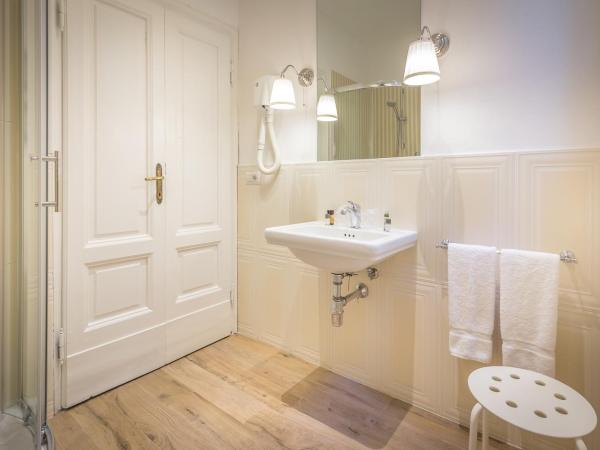 Hotel Ungherese Small Luxury Hotel : photo 9 de la chambre chambre double avec salle de bains privative extérieure