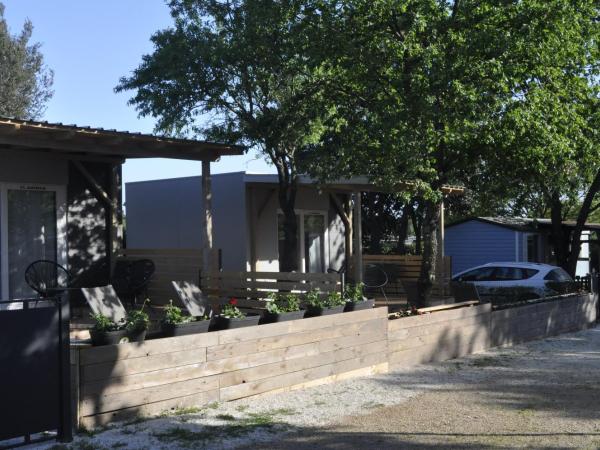 Boutique Mobile Homes UlikaRovinj : photo 6 de la chambre pet friendly one bedroom mobile home with terrace and hot tub