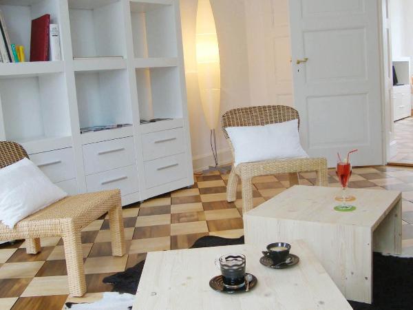 B&B Laupenring, Basel : photo 3 de la chambre chambre double ou lits jumeaux avec salle de bains commune - vue sur jardin