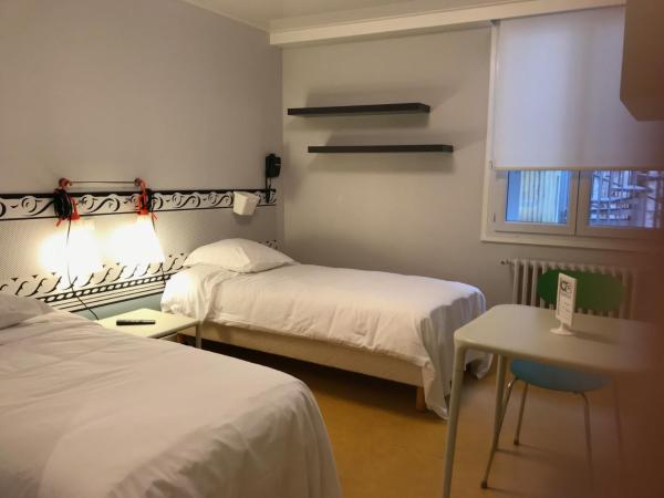 HOTEL CONTINENTAL : photo 3 de la chambre chambre lits jumeaux avec toilettes communes