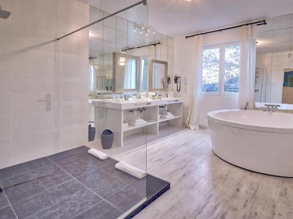 Belfry & Spa by Ligne St Barth : photo 3 de la chambre suite familiale avec balcon et accès gratuit au spa - vue sur sanctuaire