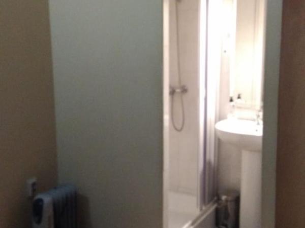 Guest House Estrela : photo 3 de la chambre chambre double avec toilettes communes