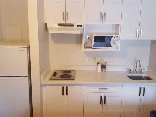 Chateau Motel : photo 2 de la chambre chambre lit queen-size avec kitchenette