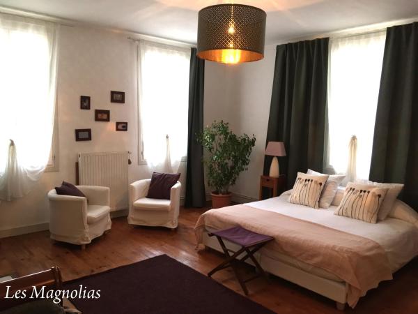 Chambres & Tables d'Hôtes L'Ostal de Pombonne : photo 2 de la chambre chambre familiale magnolias
