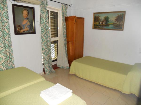 Pensión Santa María la Blanca : photo 3 de la chambre chambre triple avec salle de bains privative