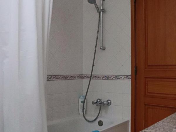 Enjoy Viana - Guest House : photo 8 de la chambre suite familiale
