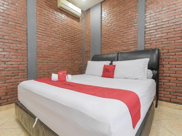 RedDoorz Plus At Ampera Raya : photo 9 de la chambre chambre double