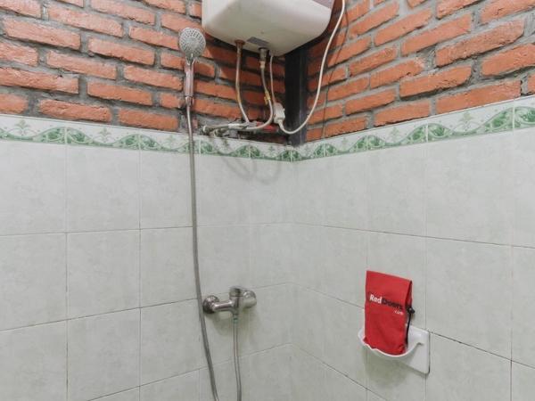 RedDoorz Plus At Ampera Raya : photo 6 de la chambre chambre double