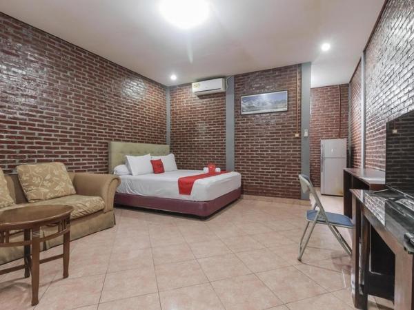 RedDoorz Plus At Ampera Raya : photo 4 de la chambre chambre deluxe