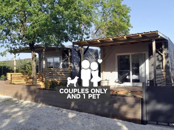 Boutique Mobile Homes UlikaRovinj : photo 2 de la chambre pet friendly one bedroom mobile home with terrace and hot tub