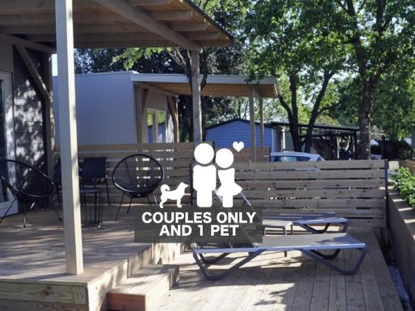 Boutique Mobile Homes UlikaRovinj : photo 1 de la chambre pet friendly one bedroom mobile home with terrace and hot tub