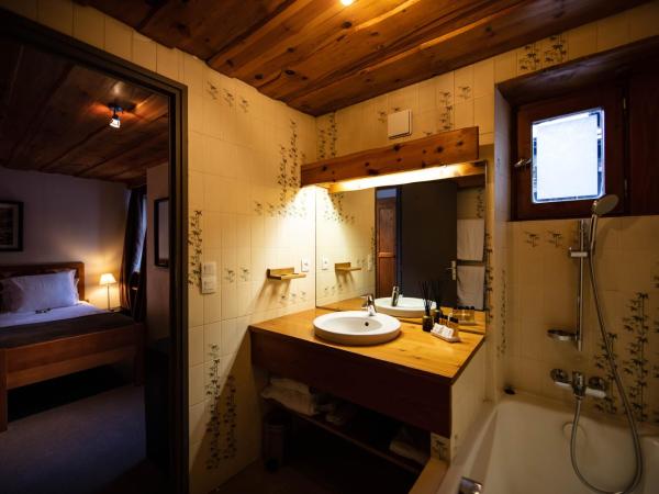 La Savoyarde : photo 5 de la chambre chambre double ou lits jumeaux avec baignoire - côté village