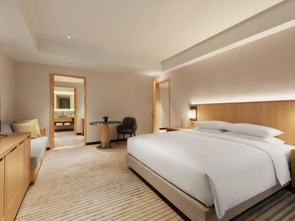 Hyatt Place Chengdu Pebble Walk : photo 2 de la chambre suite lit king-size avec canapé-lit