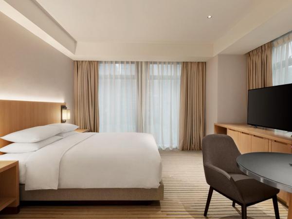 Hyatt Place Chengdu Pebble Walk : photo 1 de la chambre suite lit king-size avec canapé-lit