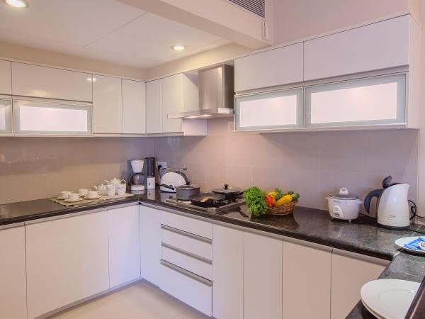 Oakwood Residence Naylor Road Pune : photo 2 de la chambre one bedroom executive suite with balcony