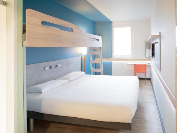 ibis budget Genève Aéroport : photo 3 de la chambre chambre triple avec 1 lit double et 1 lit superposé