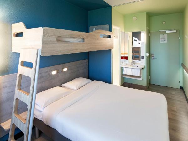 ibis budget Genève Aéroport : photo 2 de la chambre chambre triple avec 1 lit double et 1 lit superposé