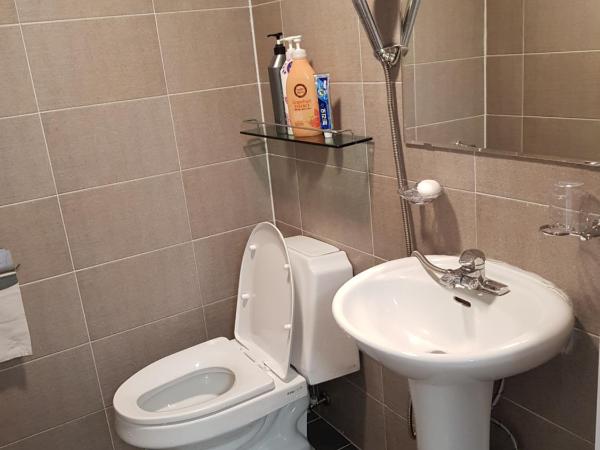Take 1 Guesthouse Hongdae : photo 1 de la chambre chambre double avec salle de bains privative