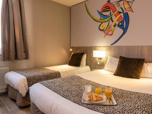 The Originals City, Hôtel La Terrasse, Tours Nord : photo 1 de la chambre chambre triple avec 1 lit double et 1 lit simple