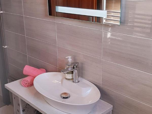 Rooms & Apartments Amelee : photo 4 de la chambre chambre double avec salle de bains privative