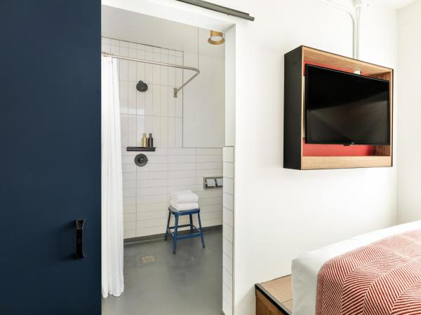 The Revolution Hotel : photo 2 de la chambre chambre lit king-size avec salle de bains - adaptée aux personnes à mobilité réduite
