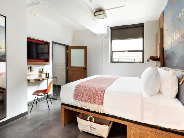 The Revolution Hotel : photo 1 de la chambre chambre lit king-size avec salle de bains - adaptée aux personnes à mobilité réduite