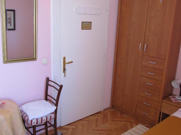 Sinistaj Rooms : photo 10 de la chambre chambre simple avec salle de bains commune