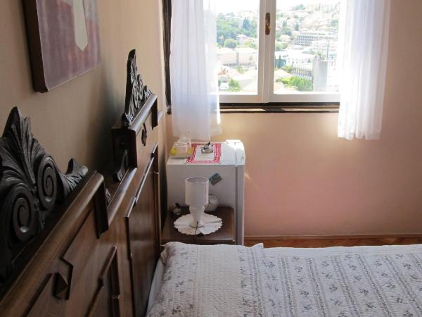 Sinistaj Rooms : photo 7 de la chambre chambre double avec salle de bains commune et balcon