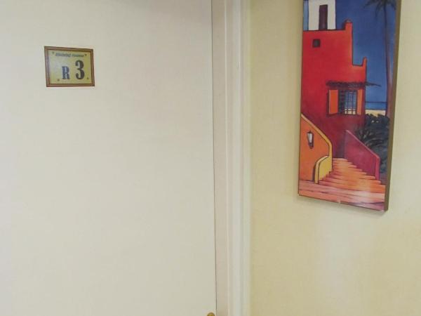 Sinistaj Rooms : photo 4 de la chambre chambre double avec salle de bains commune et balcon