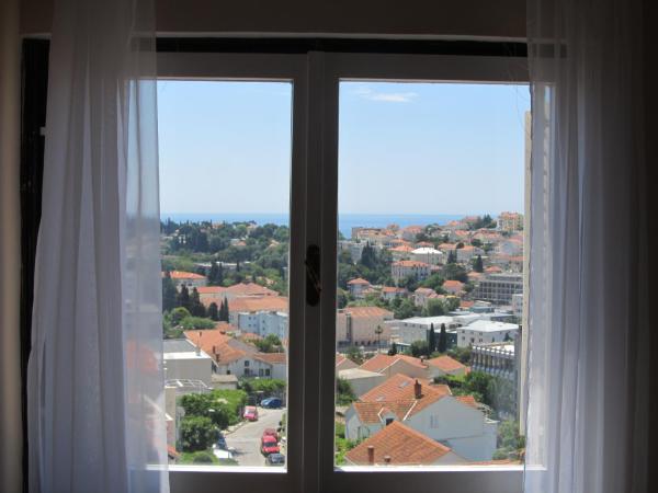 Sinistaj Rooms : photo 8 de la chambre chambre double avec salle de bains commune et balcon