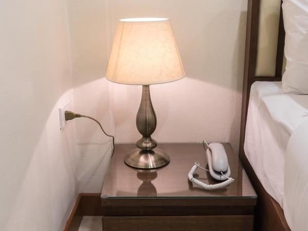 Suthep Home & Hostel : photo 7 de la chambre chambre lit king-size deluxe