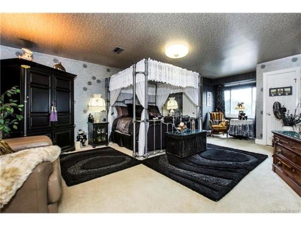 Matthews Manor Bed & Breakfast : photo 1 de la chambre suite lit king-size - vue sur piscine