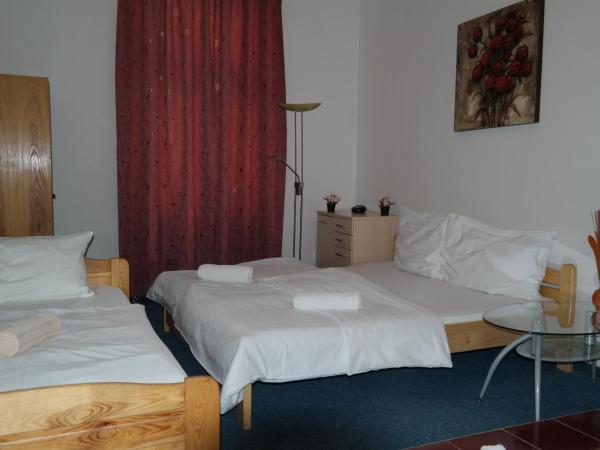 Hotel Praha Club bed & breakfast : photo 2 de la chambre chambre triple avec baignoire