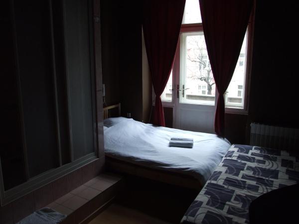 Hotel Praha Club bed & breakfast : photo 2 de la chambre chambre triple avec douche