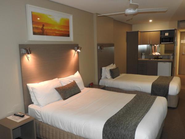 Manly Paradise Motel & Apartments : photo 1 de la chambre hébergement motel lit queen-size et lit simple - vue sur plage