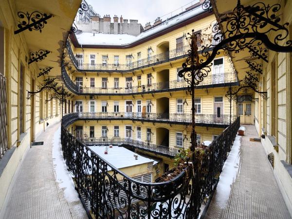 Annabelle Downtown Apartments : photo 1 de la chambre chambre double avec salle de bains privative