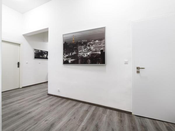 Annabelle Downtown Apartments : photo 8 de la chambre chambre double avec salle de bains privative