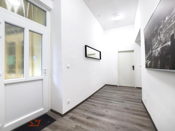 Annabelle Downtown Apartments : photo 9 de la chambre chambre double avec salle de bains privative