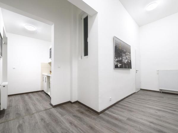 Annabelle Downtown Apartments : photo 10 de la chambre chambre double avec salle de bains privative